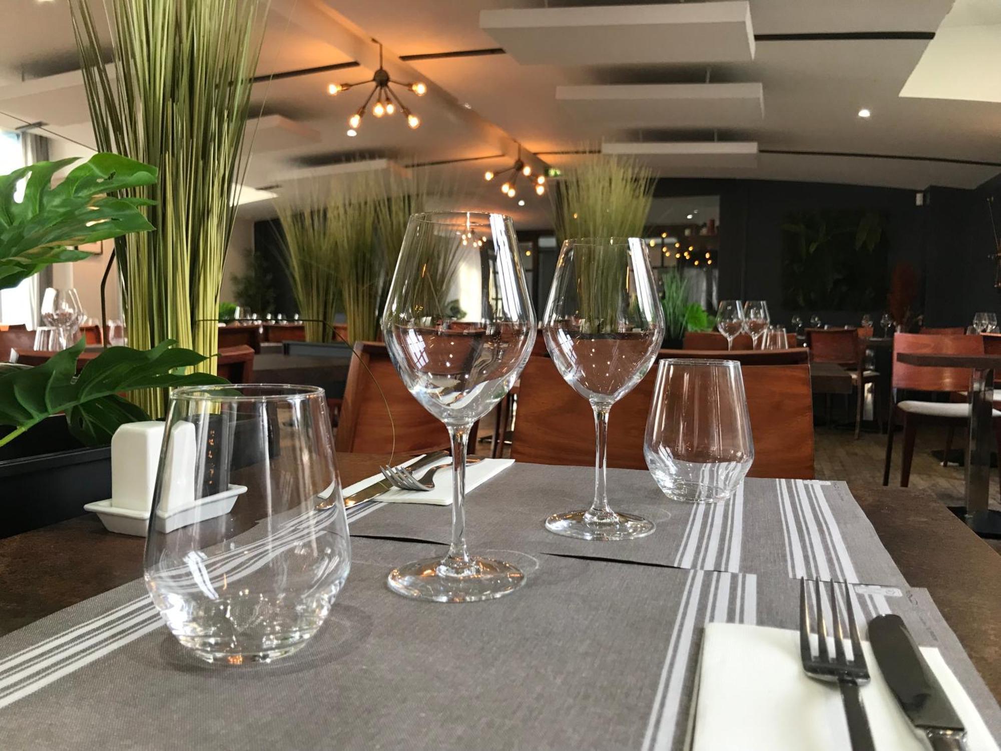 Logis Hotel & Restaurant - Les Bords De Seine La Roche-Guyon Esterno foto