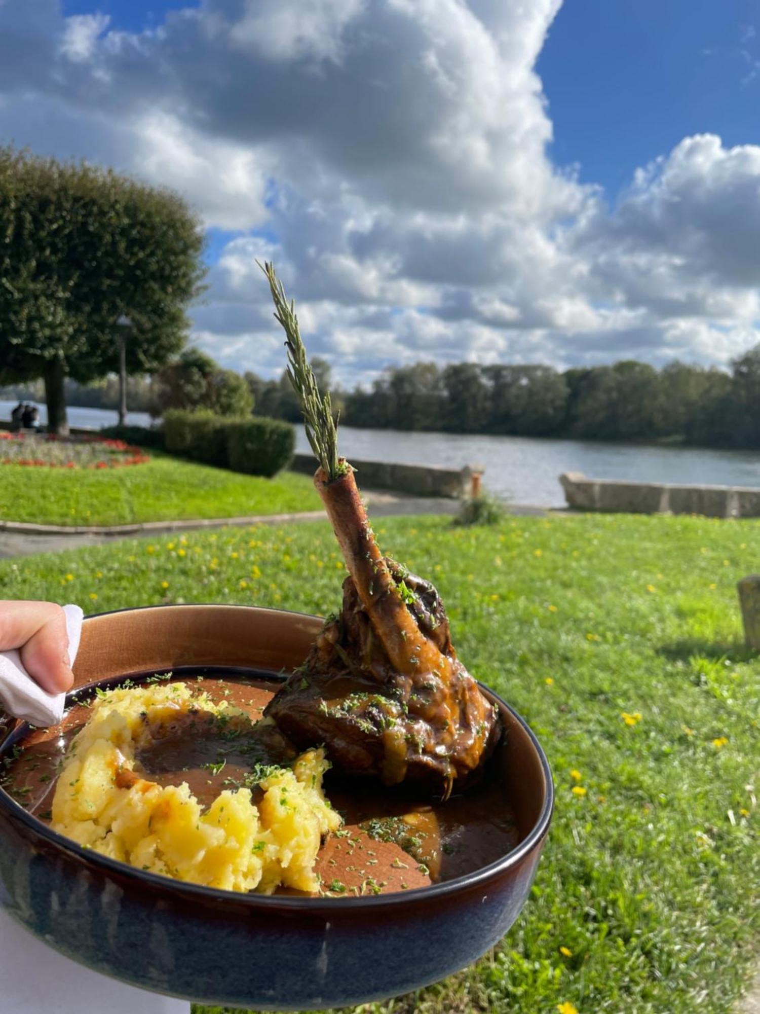 Logis Hotel & Restaurant - Les Bords De Seine La Roche-Guyon Esterno foto