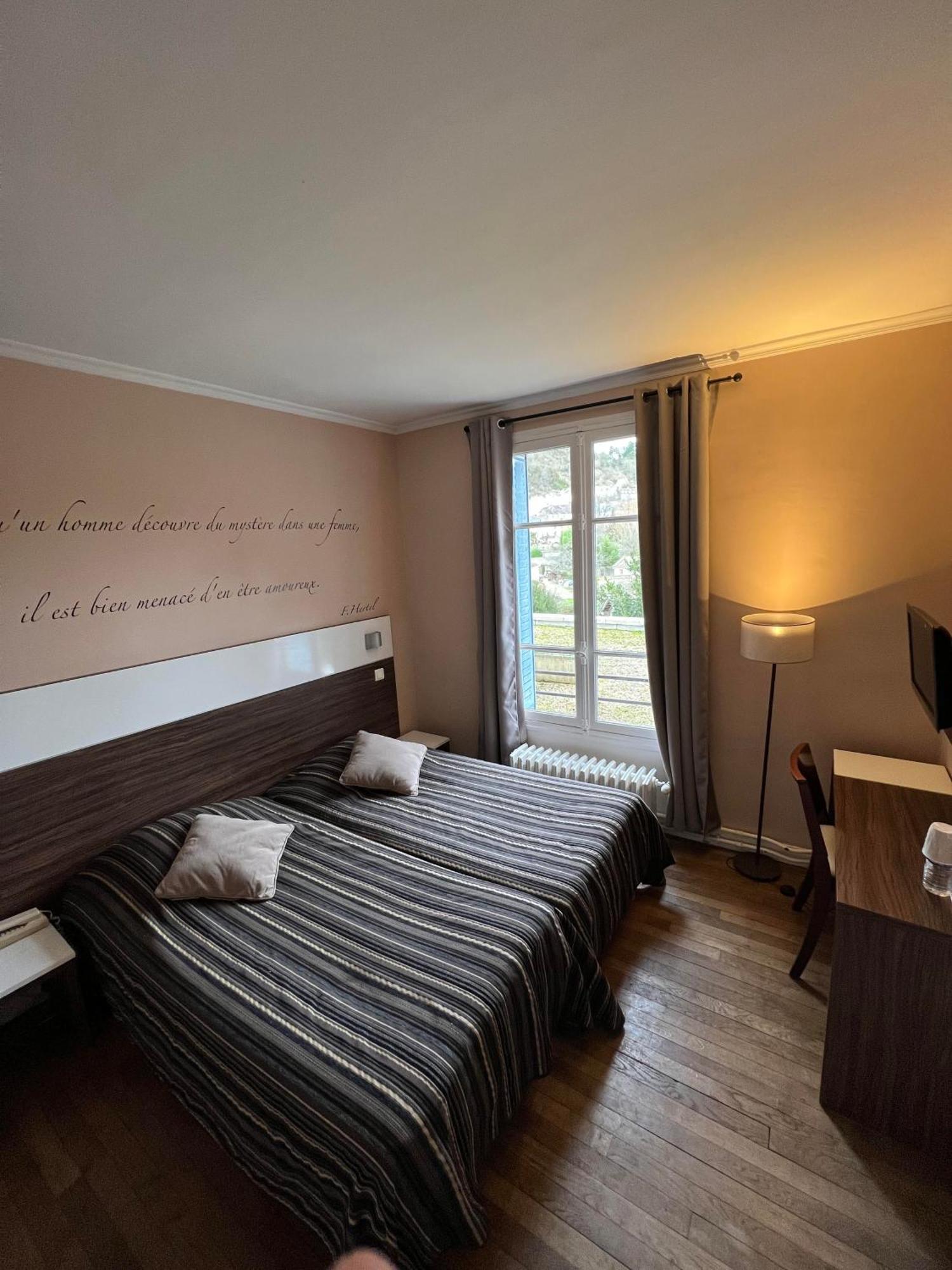 Logis Hotel & Restaurant - Les Bords De Seine La Roche-Guyon Esterno foto
