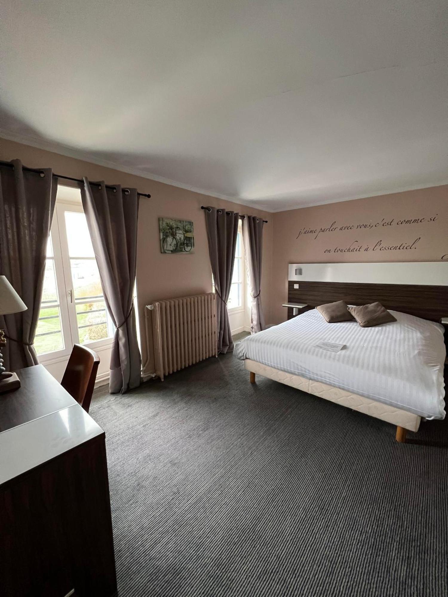 Logis Hotel & Restaurant - Les Bords De Seine La Roche-Guyon Esterno foto