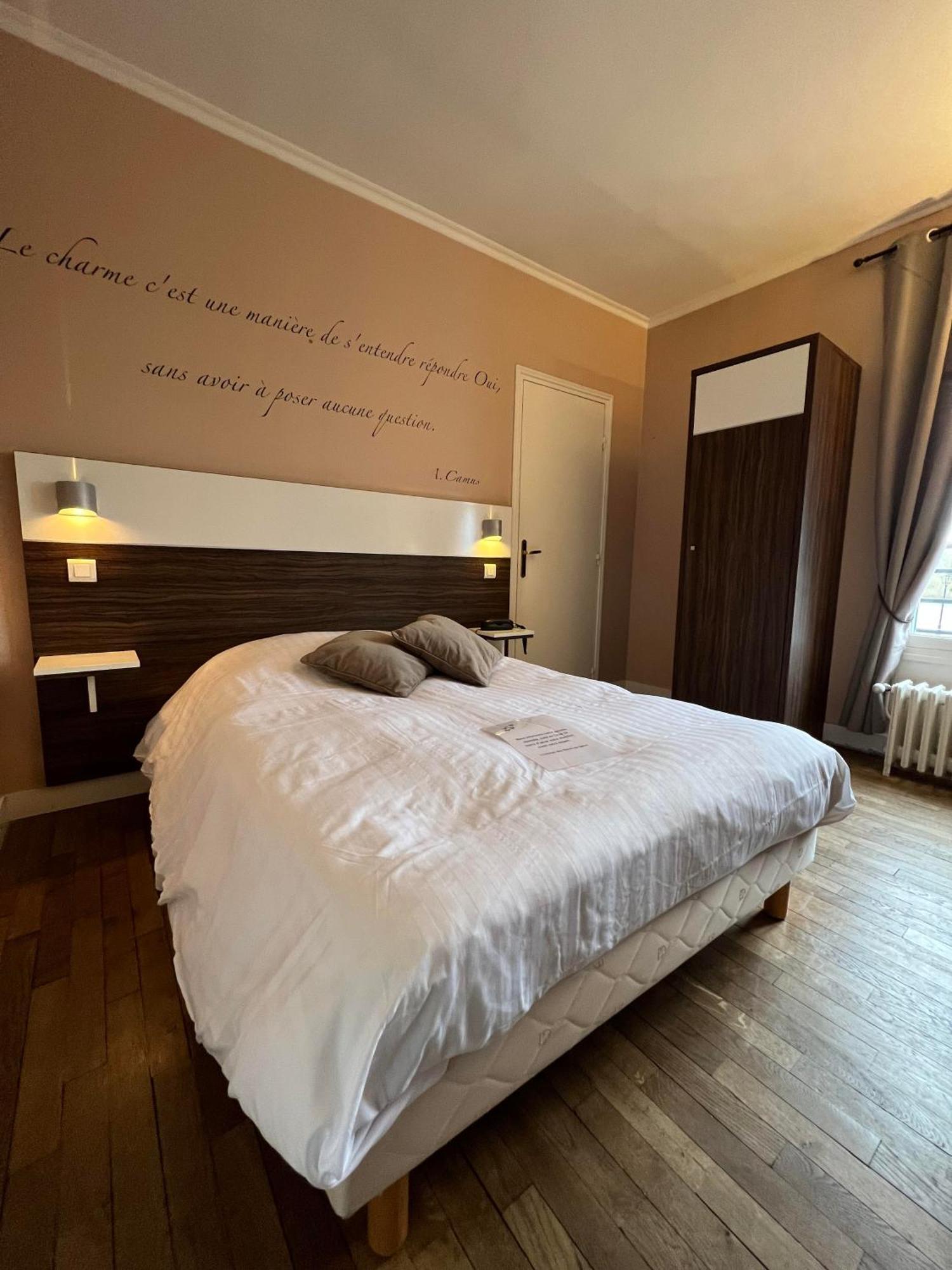 Logis Hotel & Restaurant - Les Bords De Seine La Roche-Guyon Esterno foto