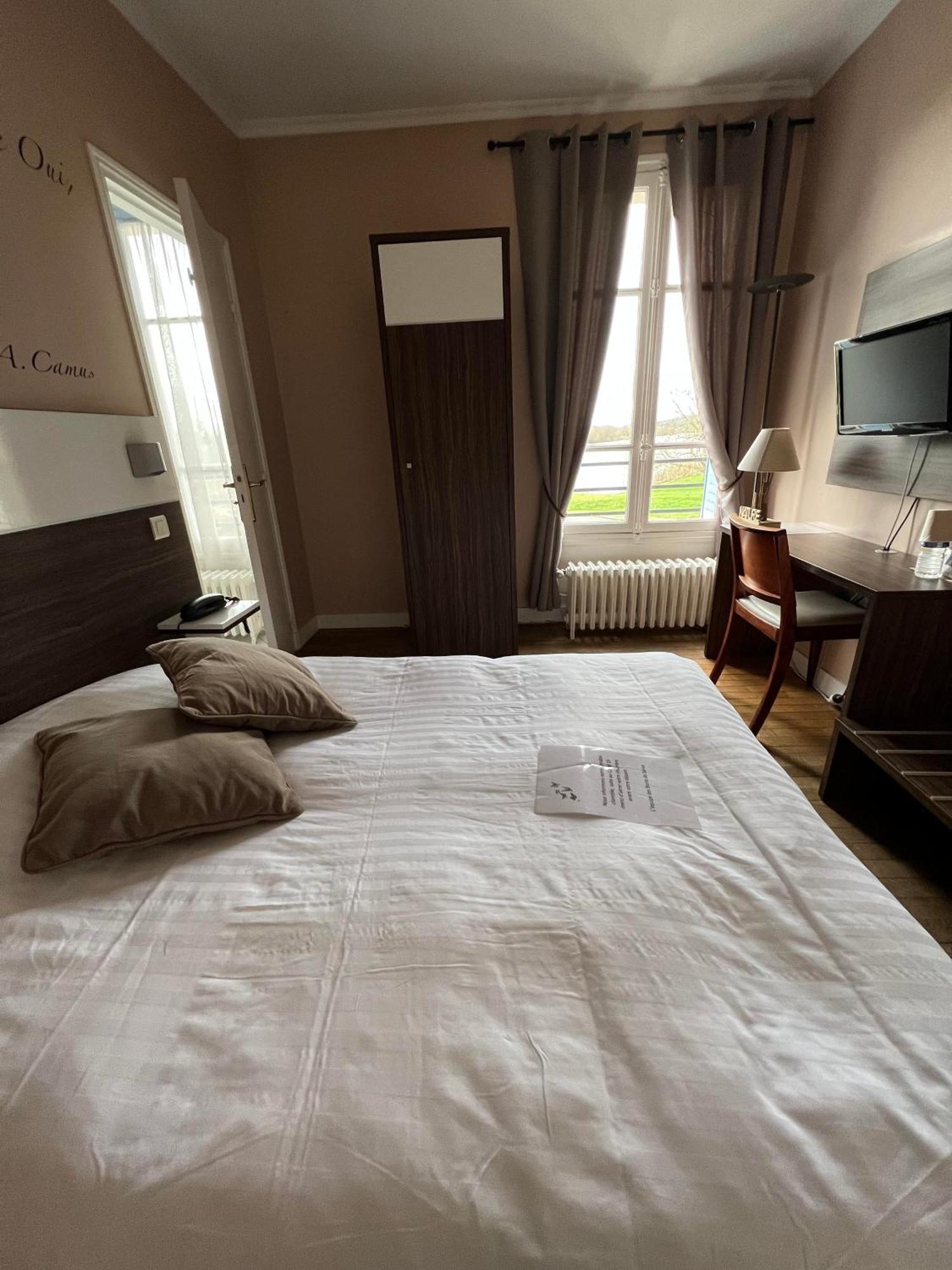 Logis Hotel & Restaurant - Les Bords De Seine La Roche-Guyon Esterno foto