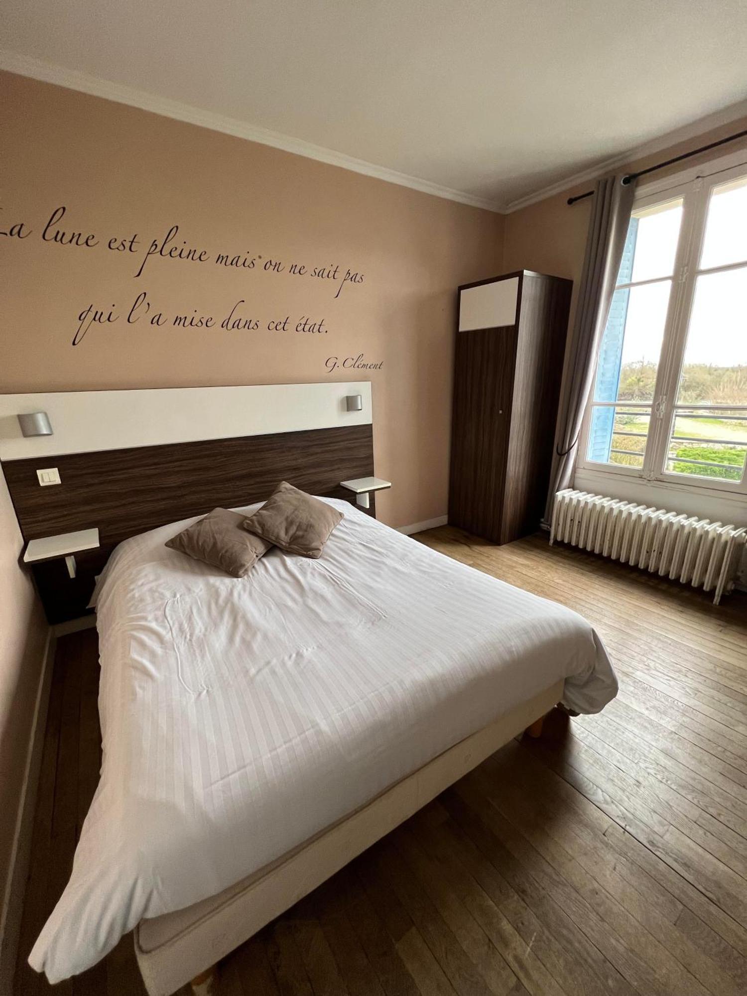 Logis Hotel & Restaurant - Les Bords De Seine La Roche-Guyon Esterno foto