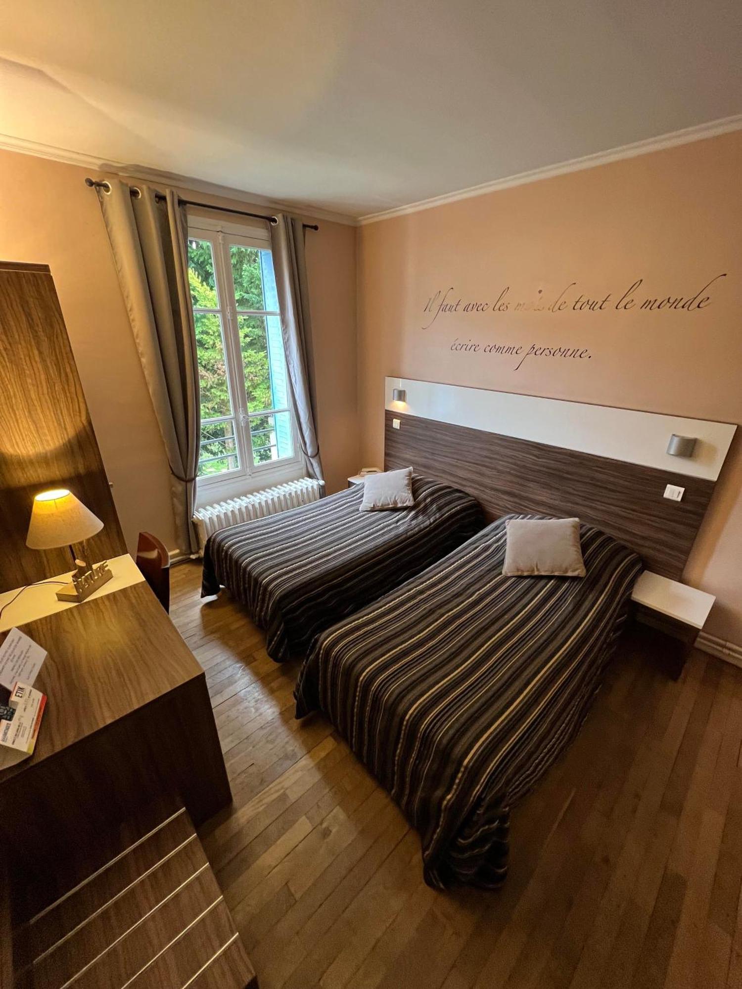Logis Hotel & Restaurant - Les Bords De Seine La Roche-Guyon Esterno foto
