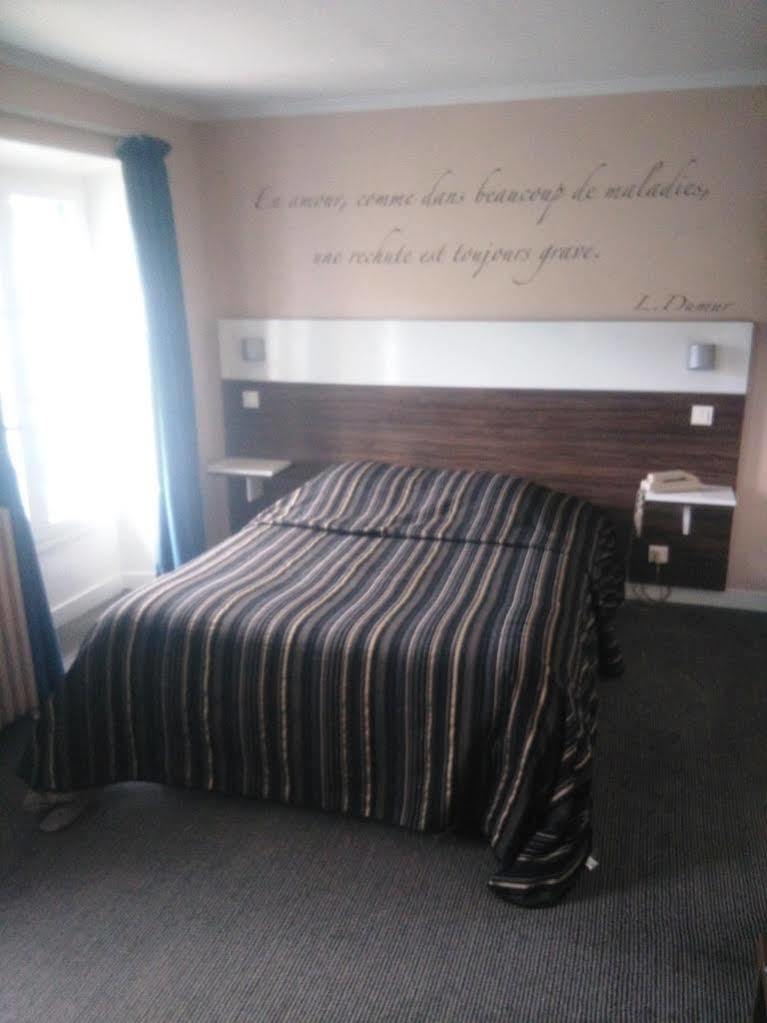 Logis Hotel & Restaurant - Les Bords De Seine La Roche-Guyon Esterno foto