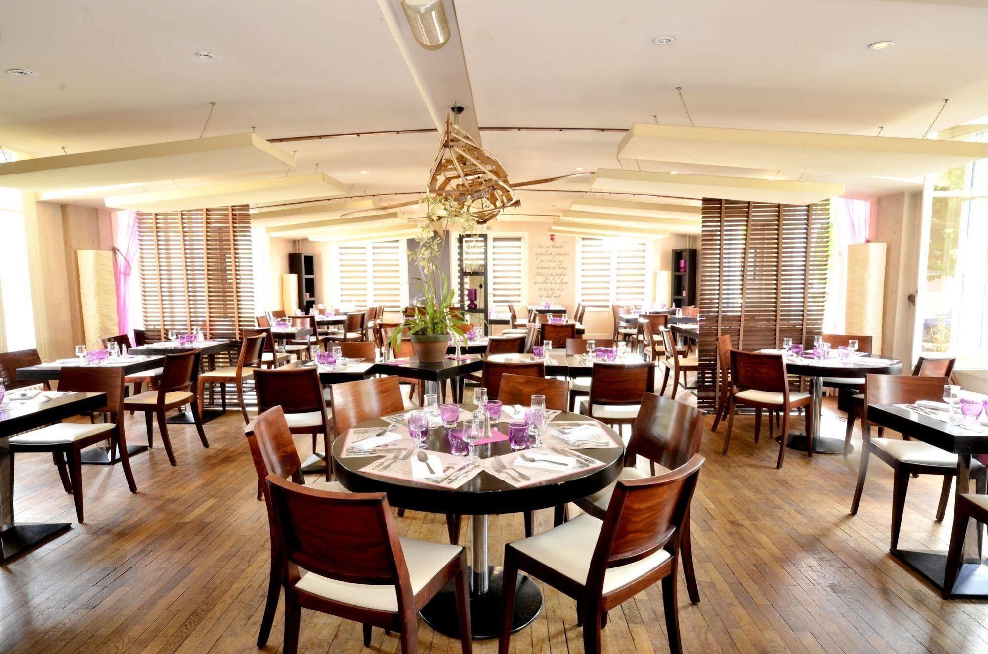 Logis Hotel & Restaurant - Les Bords De Seine La Roche-Guyon Esterno foto