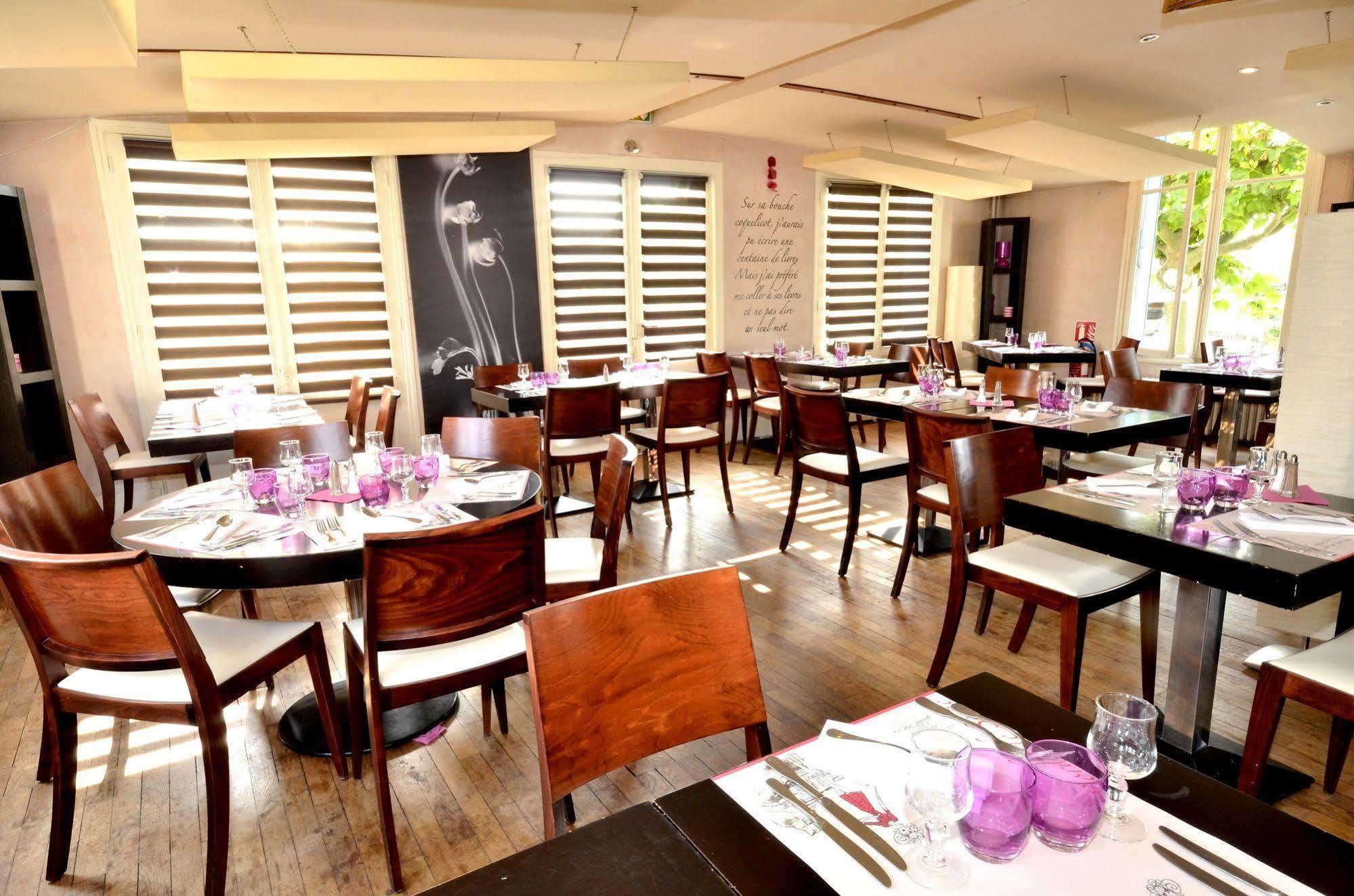 Logis Hotel & Restaurant - Les Bords De Seine La Roche-Guyon Esterno foto