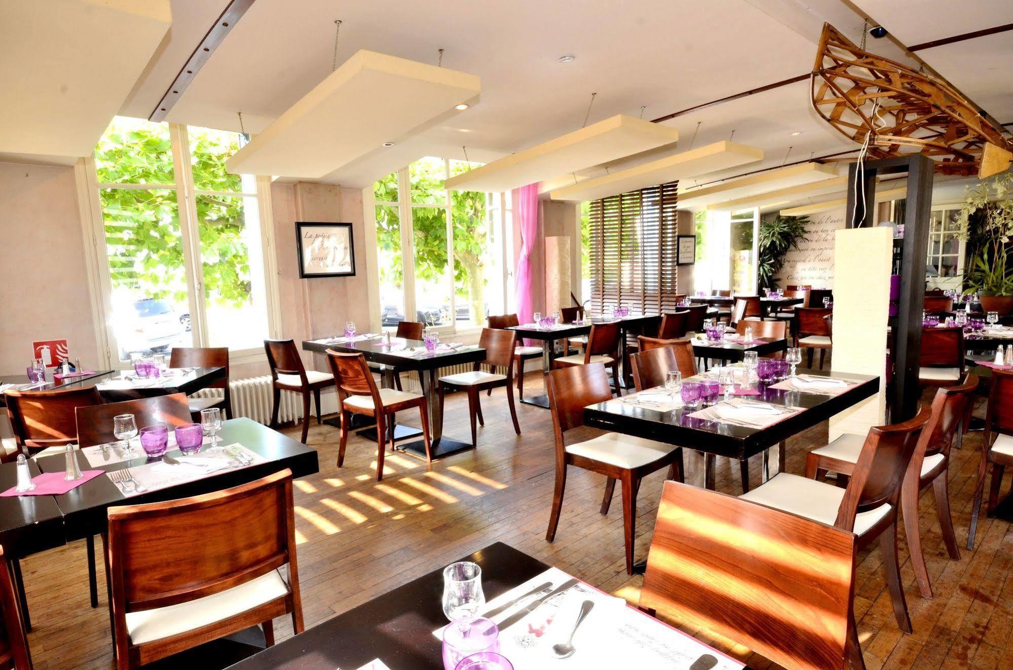 Logis Hotel & Restaurant - Les Bords De Seine La Roche-Guyon Esterno foto